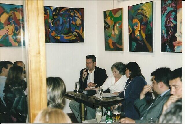 2002. In search of information, Olga Weisfeiler had a talk at “Off the Record” cafe in Santiago, Chile.