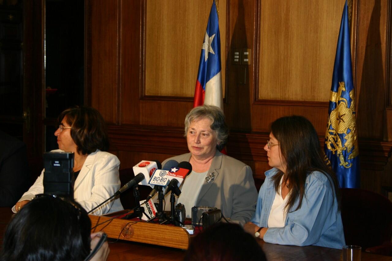 2004. At a press conference at Palacio Artizia: Olga Weisfeiler (C) and Pascale Bonnefoy (R)
